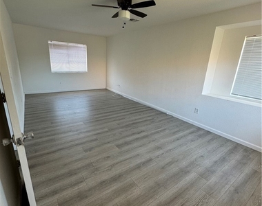 37233 Newbury - Photo Thumbnail 11