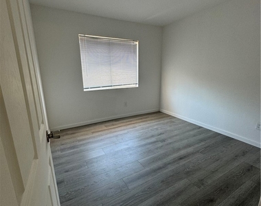 37233 Newbury - Photo Thumbnail 10