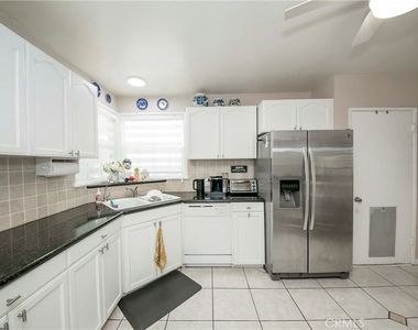 1037 W Ash - Photo Thumbnail 7