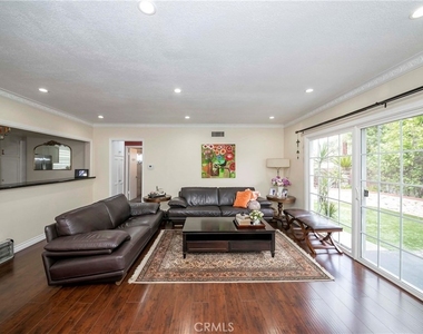 1037 W Ash - Photo Thumbnail 4