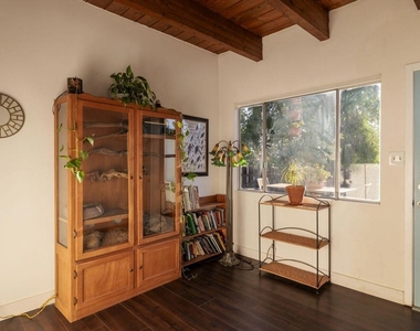 9902 Sunland Boulevard - Photo Thumbnail 5