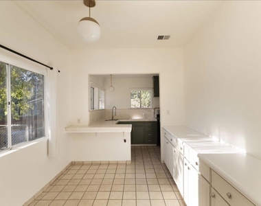 9900 Sunland Boulevard - Photo Thumbnail 8