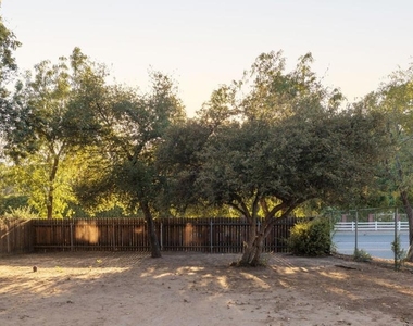 9900 Sunland Boulevard - Photo Thumbnail 19