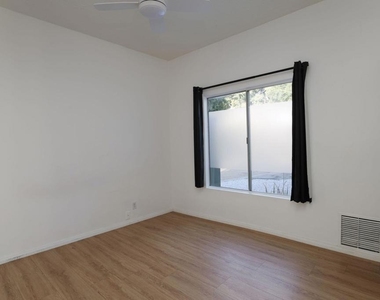 9900 Sunland Boulevard - Photo Thumbnail 12