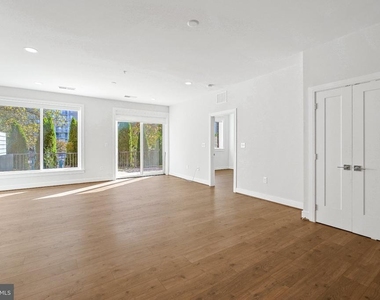 635 Slaters Lane - Photo Thumbnail 11