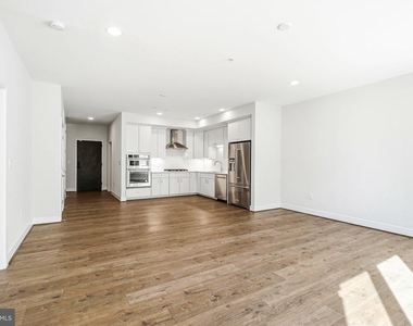 635 Slaters Lane - Photo Thumbnail 5