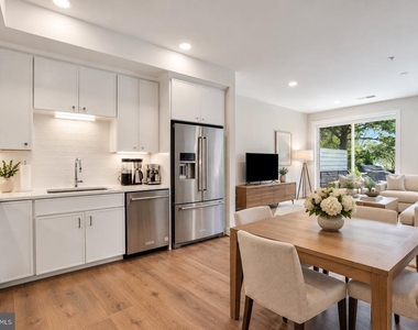 635 Slaters Lane - Photo Thumbnail 10
