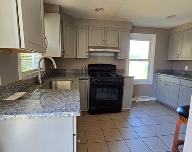 608 Parkinson Avenue - Photo Thumbnail 2