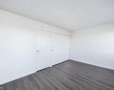 904 Barclay Towers - Photo Thumbnail 15