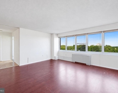 904 Barclay Towers - Photo Thumbnail 4