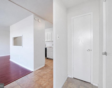 904 Barclay Towers - Photo Thumbnail 13