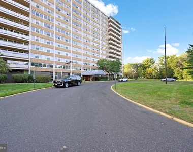 904 Barclay Towers - Photo Thumbnail 21