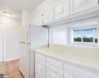 904 Barclay Towers - Photo Thumbnail 11