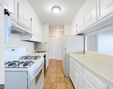 904 Barclay Towers - Photo Thumbnail 12