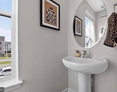 7425 Calm Retreat Boulevard - Photo Thumbnail 16