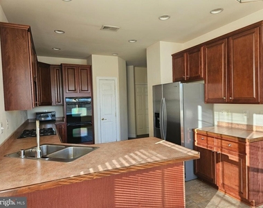 222 Whirlaway Lane - Photo Thumbnail 8