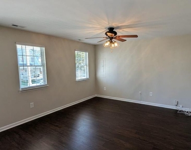 8 Glenwood Ave - Photo Thumbnail 3