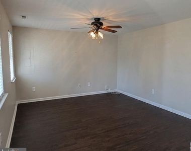 8 Glenwood Ave - Photo Thumbnail 4