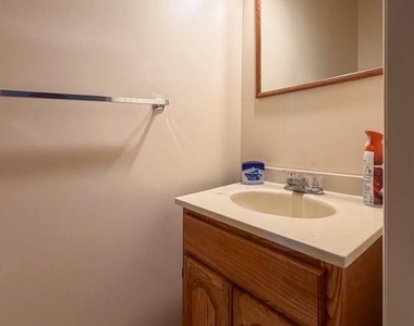 10 Glenmont Avenue - Photo Thumbnail 9