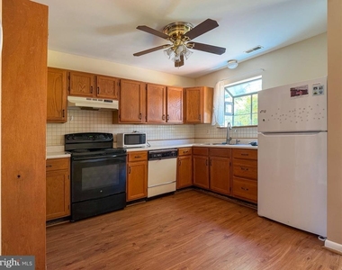 10 Glenmont Avenue - Photo Thumbnail 14