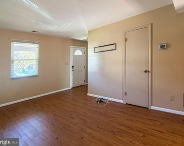 10 Glenmont Avenue - Photo Thumbnail 8
