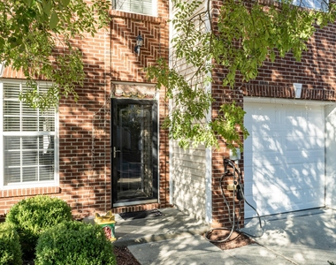 525 Writers Way - Photo Thumbnail 3