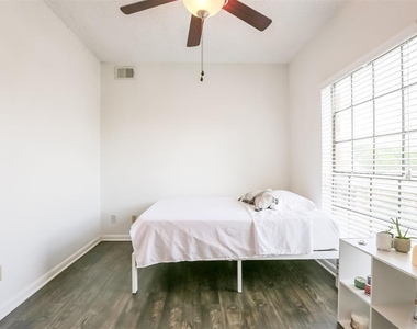 912 W 22nd St - Photo Thumbnail 5