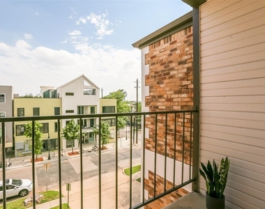 912 W 22nd St - Photo Thumbnail 2