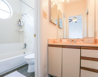 912 W 22nd St - Photo Thumbnail 6