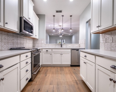 102 Elmwood Dr - Photo Thumbnail 2