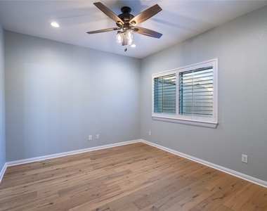 102 Elmwood Dr - Photo Thumbnail 3