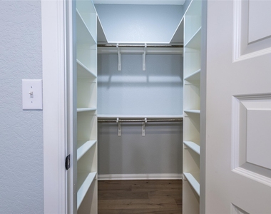 102 Elmwood Dr - Photo Thumbnail 12