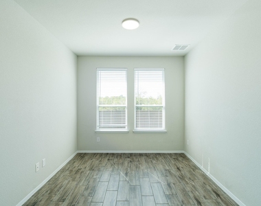 236 Blue Agate Ct - Photo Thumbnail 5