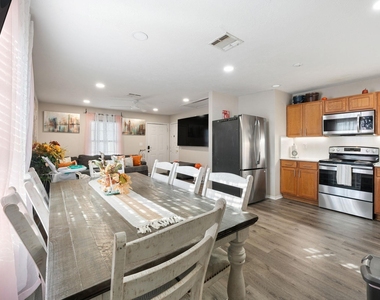 309 E Parsons St - Photo Thumbnail 6