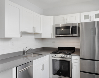 1521 W Sherwin Avenue - Photo Thumbnail 3