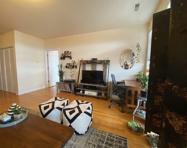 2000 W Warren Boulevard - Photo Thumbnail 11
