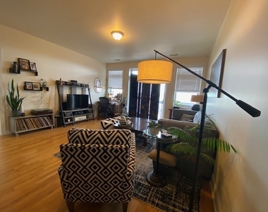 2000 W Warren Boulevard - Photo Thumbnail 4