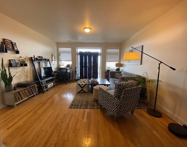 2000 W Warren Boulevard - Photo Thumbnail 12