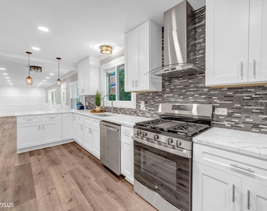 28069 N Lake Drive - Photo Thumbnail 7
