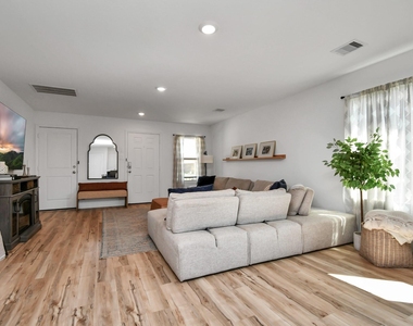 932 Gentle Moss Drive - Photo Thumbnail 7