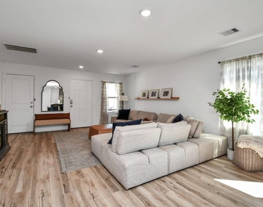 932 Gentle Moss Drive - Photo Thumbnail 5