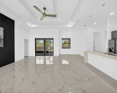 1025 Gladys Street - Photo Thumbnail 4