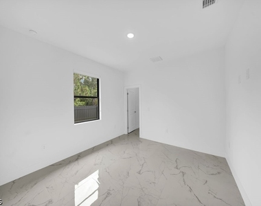 1025 Gladys Street - Photo Thumbnail 25