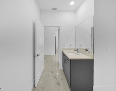 1025 Gladys Street - Photo Thumbnail 34