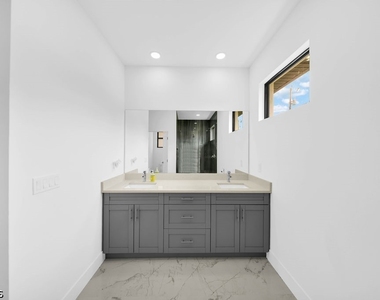 1025 Gladys Street - Photo Thumbnail 13