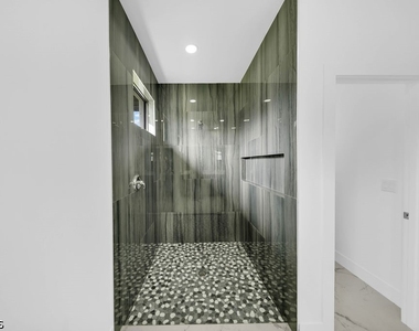 1025 Gladys Street - Photo Thumbnail 14