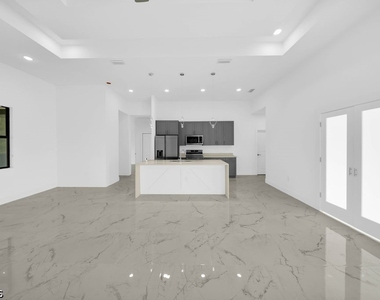 1025 Gladys Street - Photo Thumbnail 3