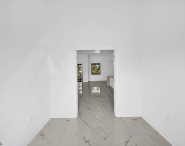 1025 Gladys Street - Photo Thumbnail 9