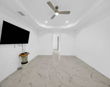 1025 Gladys Street - Photo Thumbnail 11