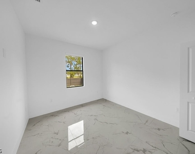 1025 Gladys Street - Photo Thumbnail 28